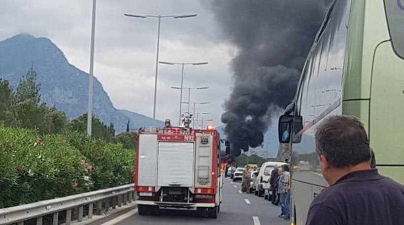 Τροχαίο πριν τη σήραγγα της Στέρνας: Αυτοκίνητο τυλίχθηκε στις φλόγες!